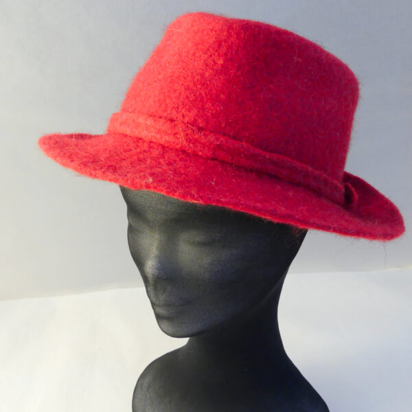 chapeau en feutre rouge sur un mannequin