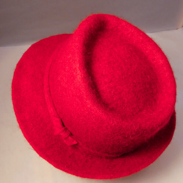 chapeau en feutre rouge vu de haut