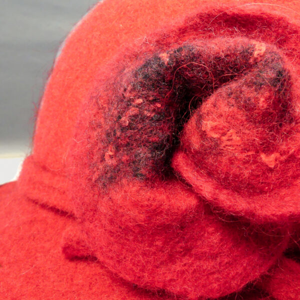 chapeau féminin en feutre rouge détail