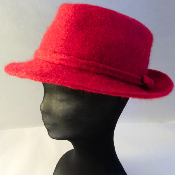 chapeau en feutre rouge de profil sur mannequin