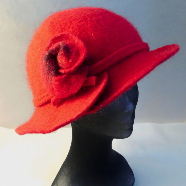 chapeau féminin en feutre rouge de profil