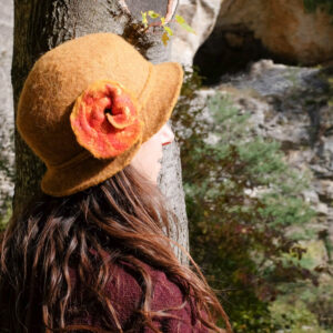 Femme dans la nature avec un chapeau en feutre de laine orange
