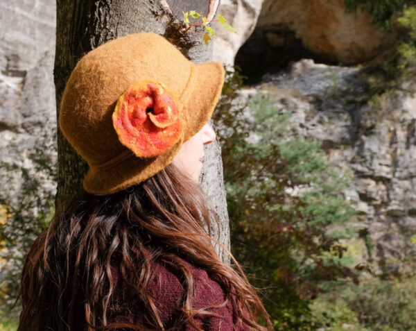 Femme dans la nature avec un chapeau en feutre de laine orange