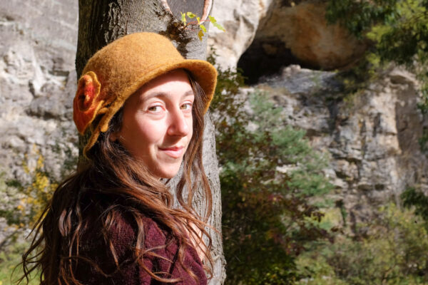 Femme avec un chapeau en feutre de laine orange