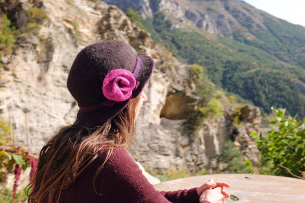 Femme dans la nature avec un chapeau en feutre de laine