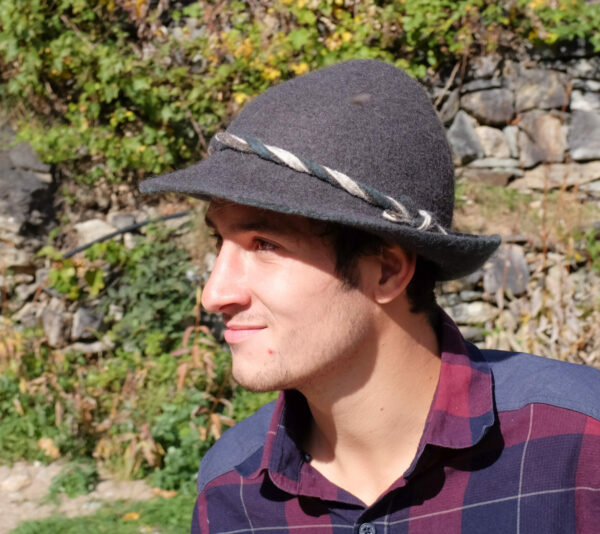 Homme avec un chapeau en feutre de laine gris alpin