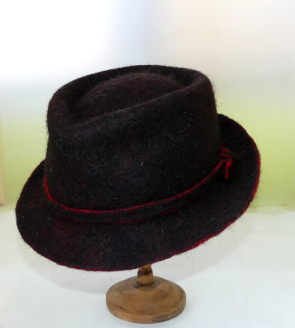 chapeau en feutre noir et rouge