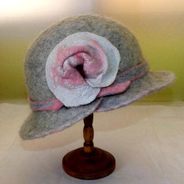 chapeau gris en feutre femme avec fleur blanche et rose