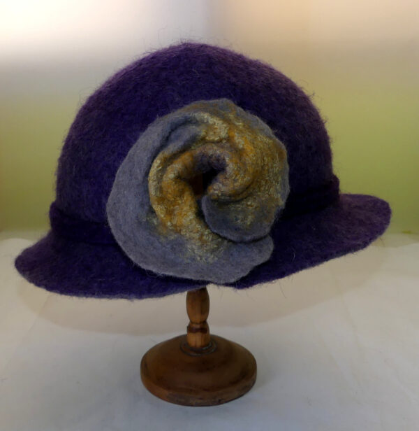 chapeau violet en feutre femme avec fleur