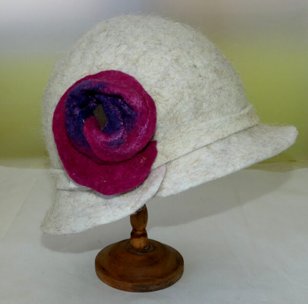 chapeau blanc en feutre femme avec fleur rose