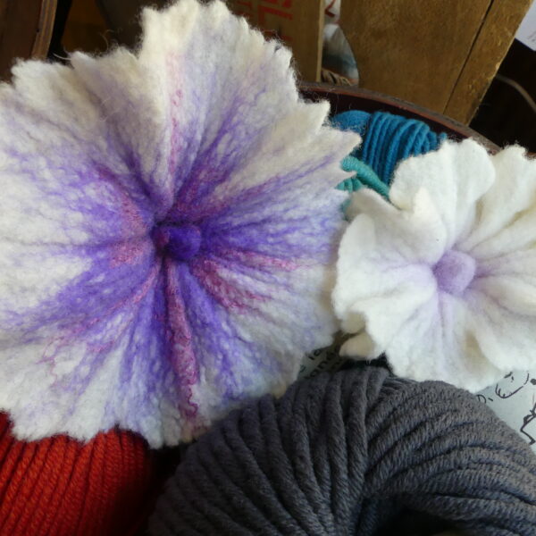 Fleur en laine violette