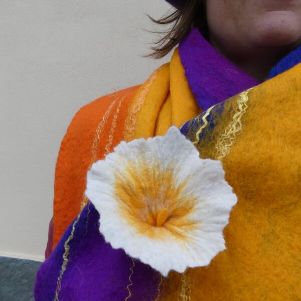 Etole avec une broche fleur en laine