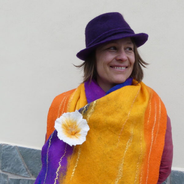 Etole avec une broche fleur en laine et chapeau violet en feutre