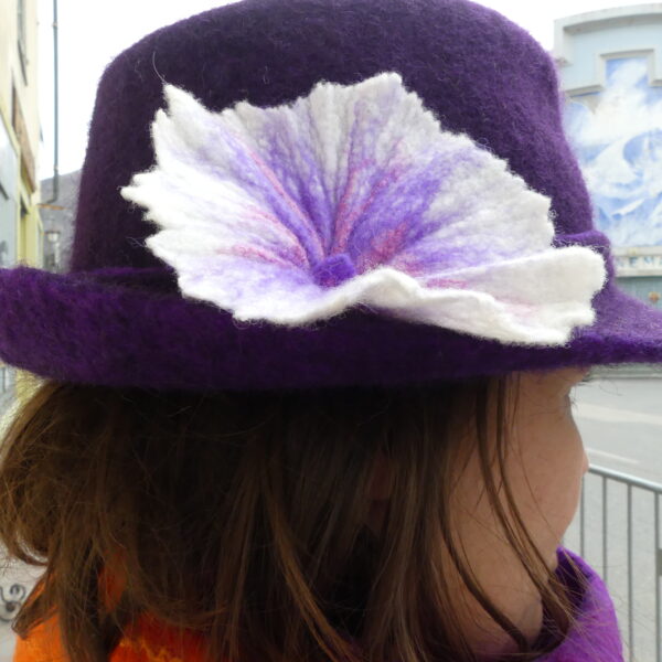 Fleur violette sur chapeau en feutre