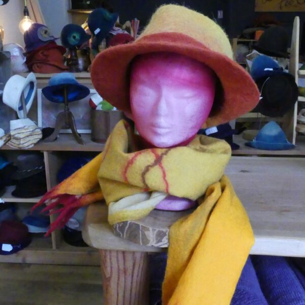 Etole jaune en laine avec un chapeau en feutre