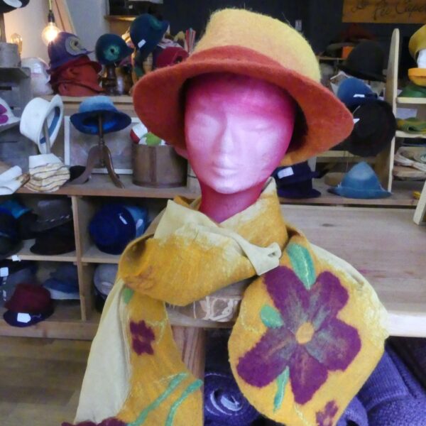 Etole jaune fleurie en laine avec un chapeau en feutre