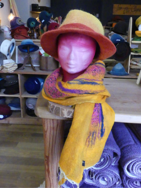 Etole colorée en laine avec un chapeau en feutre