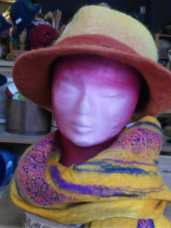 Etole colorée en laine avec un chapeau en feutre