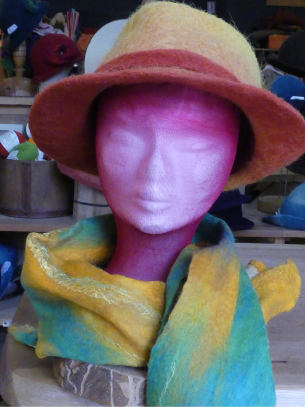 Etole colorée en laine avec un chapeau en feutre
