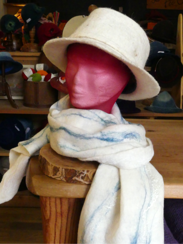 Etole blanche en laine et mèches bleues avec un chapeau en feutre