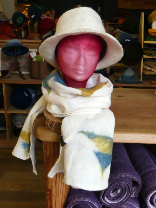 Etole blanche en laine avec un chapeau en feutre