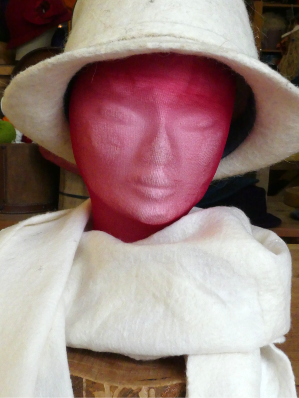 Etole blanche en laine avec un chapeau en feutre