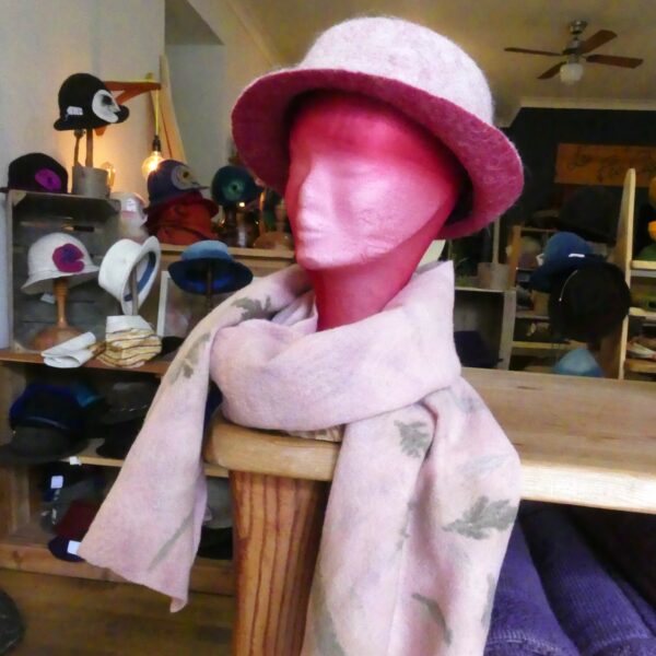 Etole rose en laine avec un chapeau en feutre