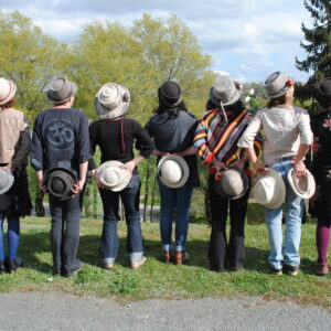 Groupe tenant un chapeau en feutre