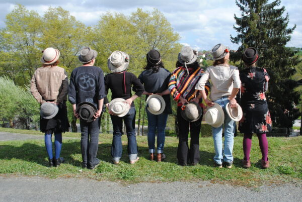 Groupe tenant un chapeau en feutre