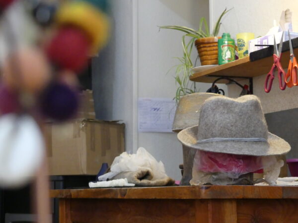 chapeau en feutre dans l'atelier de la fée capeline