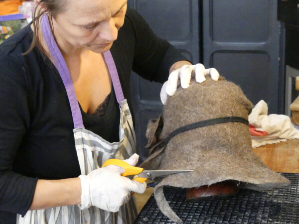 Fabrication chapeau en feutre dans l'atelier de la fée capeline