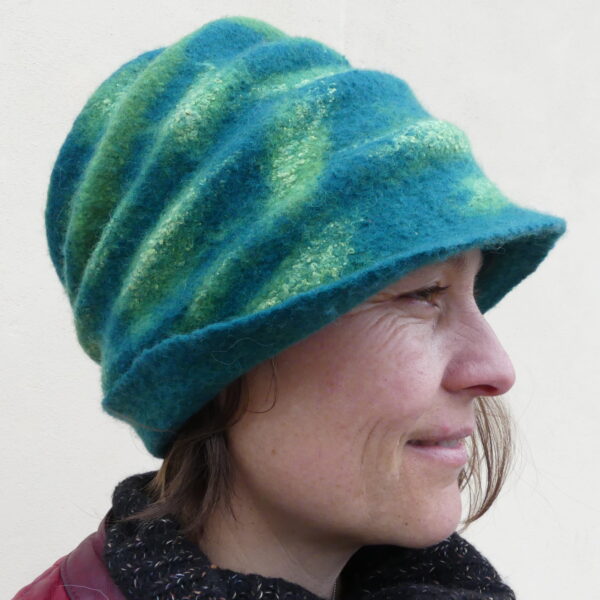 chapeau en feutre souple vert porté par Emilie Oliver