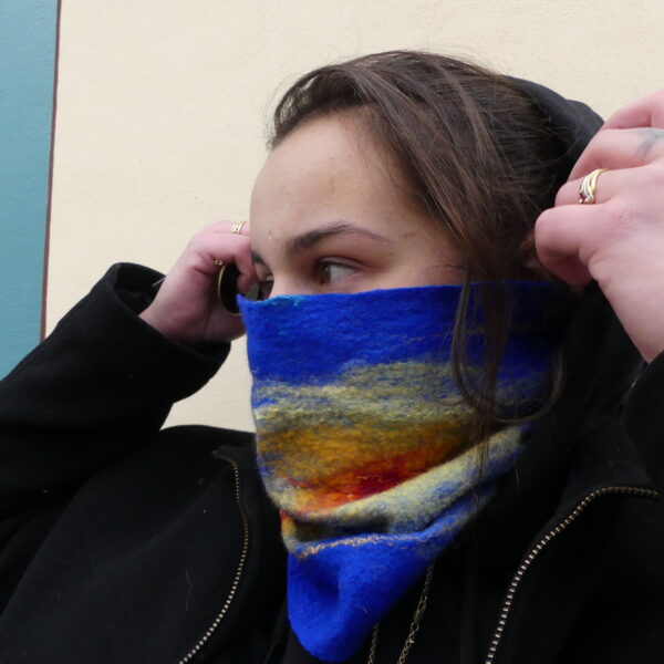 tour de cou bleu et jaune porté par une femme