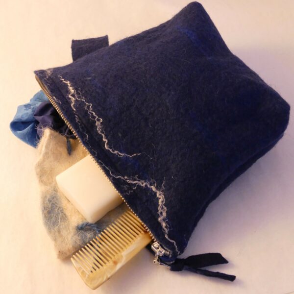 Trousse de toilette bleue avec accessoires