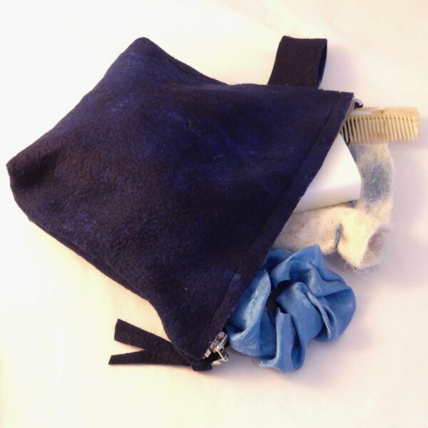 Trousse de toilette violette avec accessoires