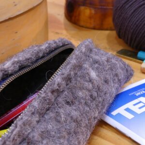 Trousse en feutre de laine grise avec accessoires