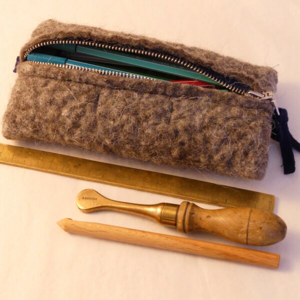 Trousse en feutre de laine grise avec accessoires