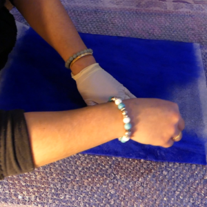 Fabrication de tour de cou bleu en laine