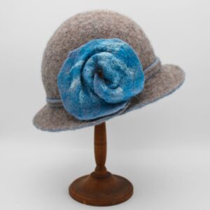 Rosalie en Bergschaf gris avec une fleur bleue - T58
