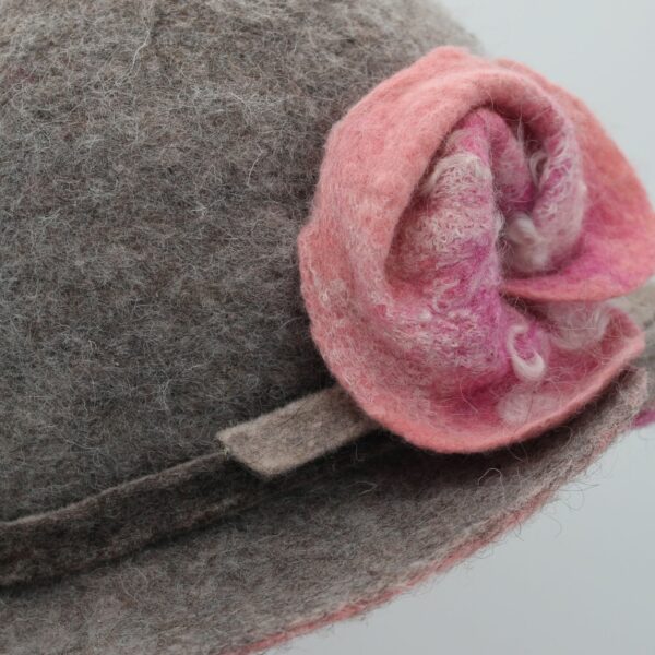 Rosalie en Bergschaf gris avec une fleur rose - T56 – Image 2