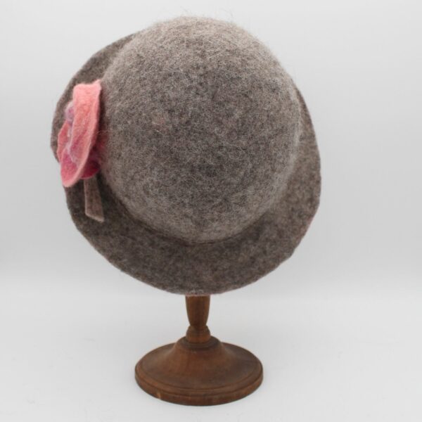 Rosalie en Bergschaf gris avec une fleur rose - T56 – Image 3