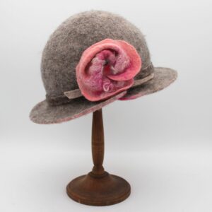 Rosalie en Bergschaf gris avec une fleur rose - T56