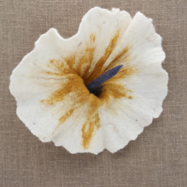 Broche - Fleur - Laine mérinos d'Arles - teinture végétale – Image 6