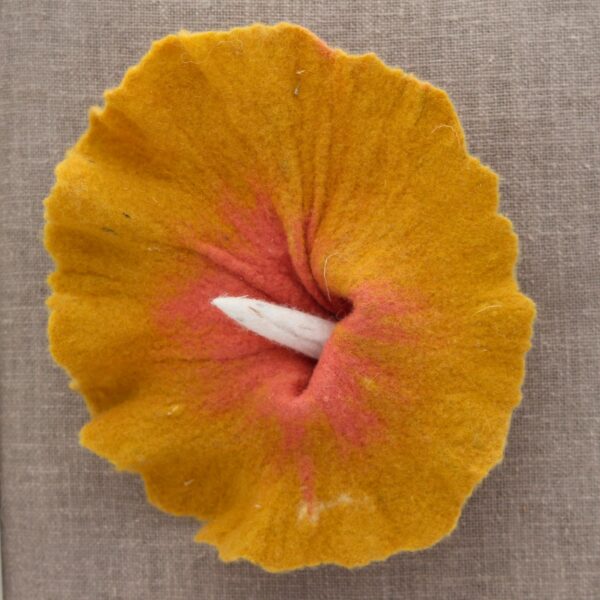 Broche - Fleur - Laine mérinos d'Arles - teinture végétale – Image 2