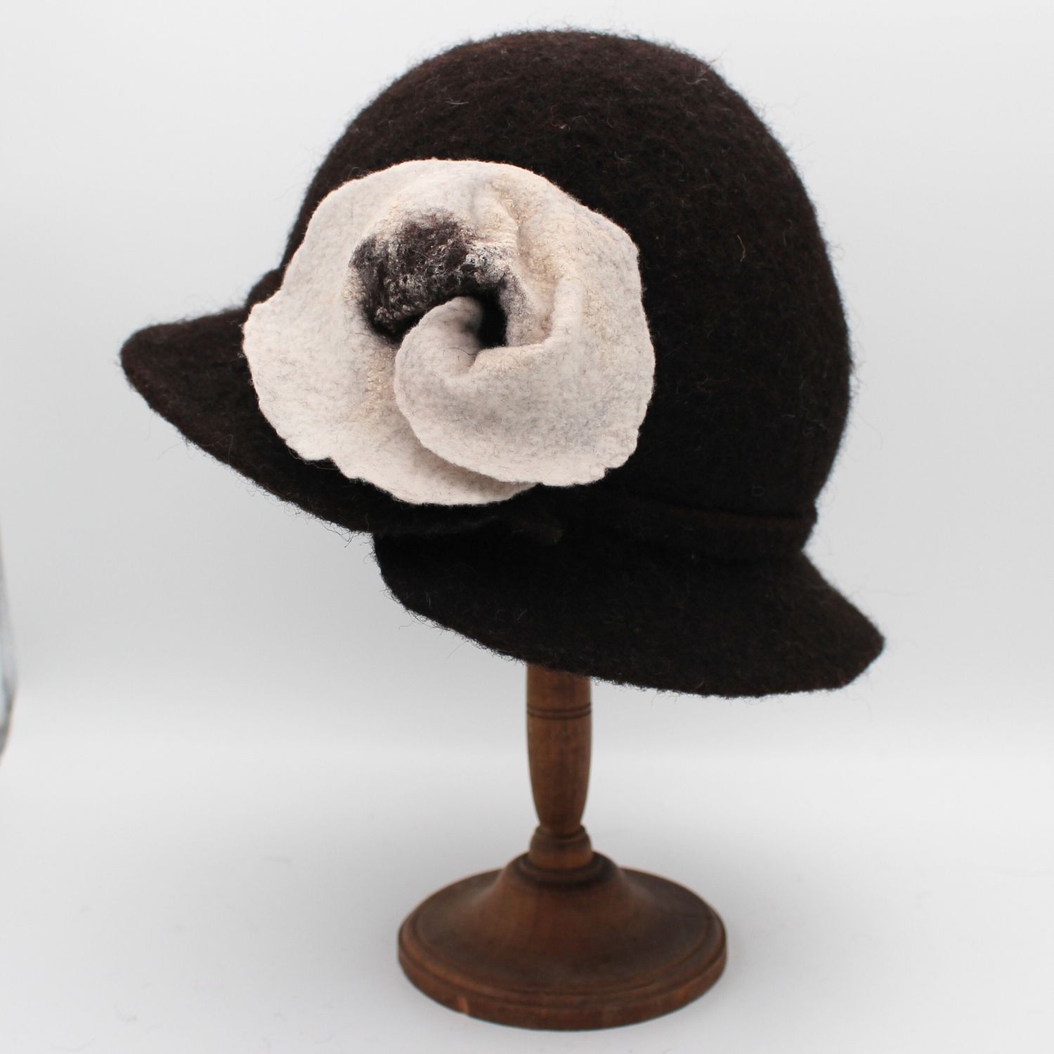 Rosalie en Bergschaf noir avec une fleur blanche - T59