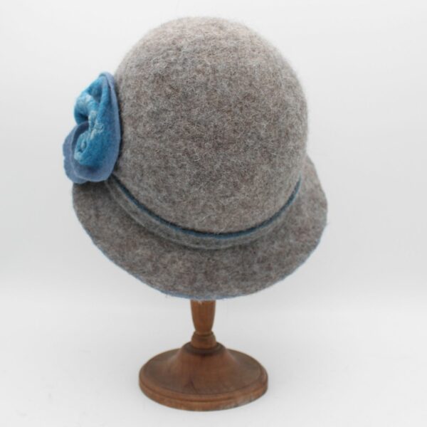 Rosalie en Bergschaf gris avec une fleur bleue - T57 – Image 3