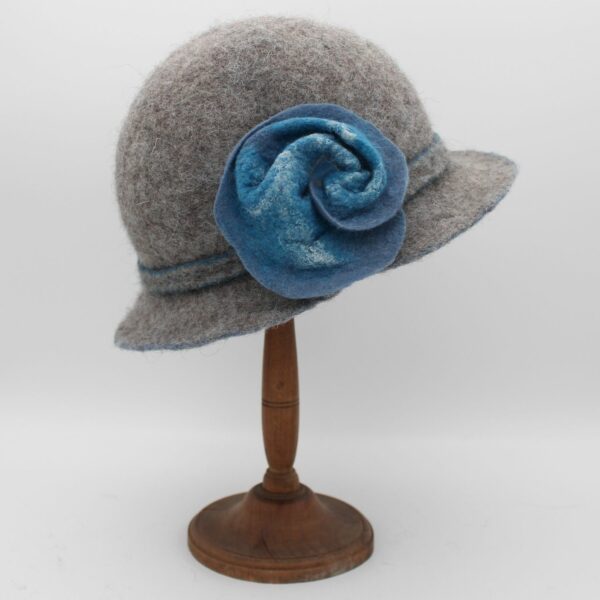 Rosalie en Bergschaf gris avec une fleur bleue - T57