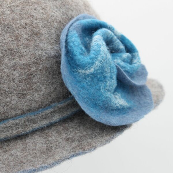 Rosalie en Bergschaf gris avec une fleur bleue - T57 – Image 2