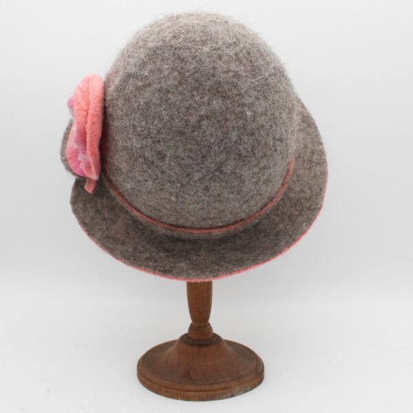 Rosalie en Bergschaf gris avec une fleur rose - T57 – Image 3