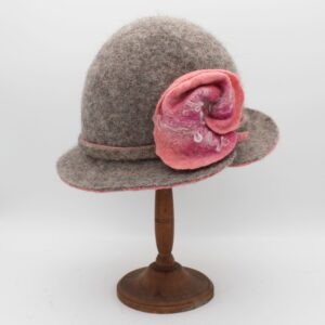 Rosalie en Bergschaf gris avec une fleur rose - T57